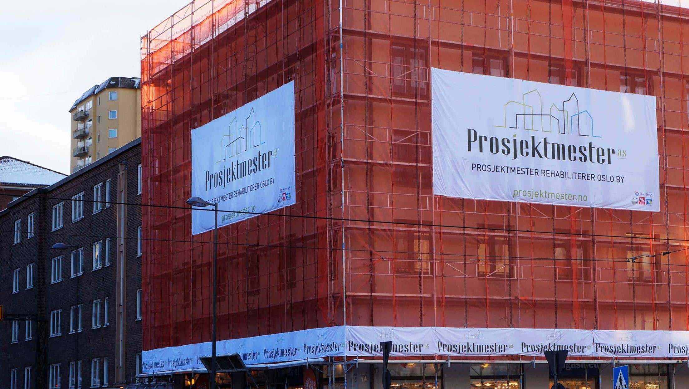 Prosjektmester logo på netting rundt stillaser på byggets fasade